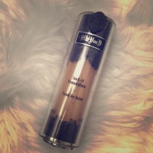 Kat Von D Lock it Foundation Light